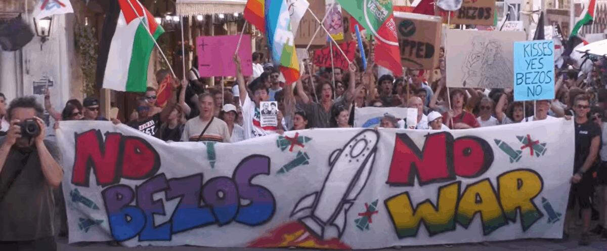 Proteste a Venezia per le nozze del magnate | Ma chi è realmente Jeff Bezos? -