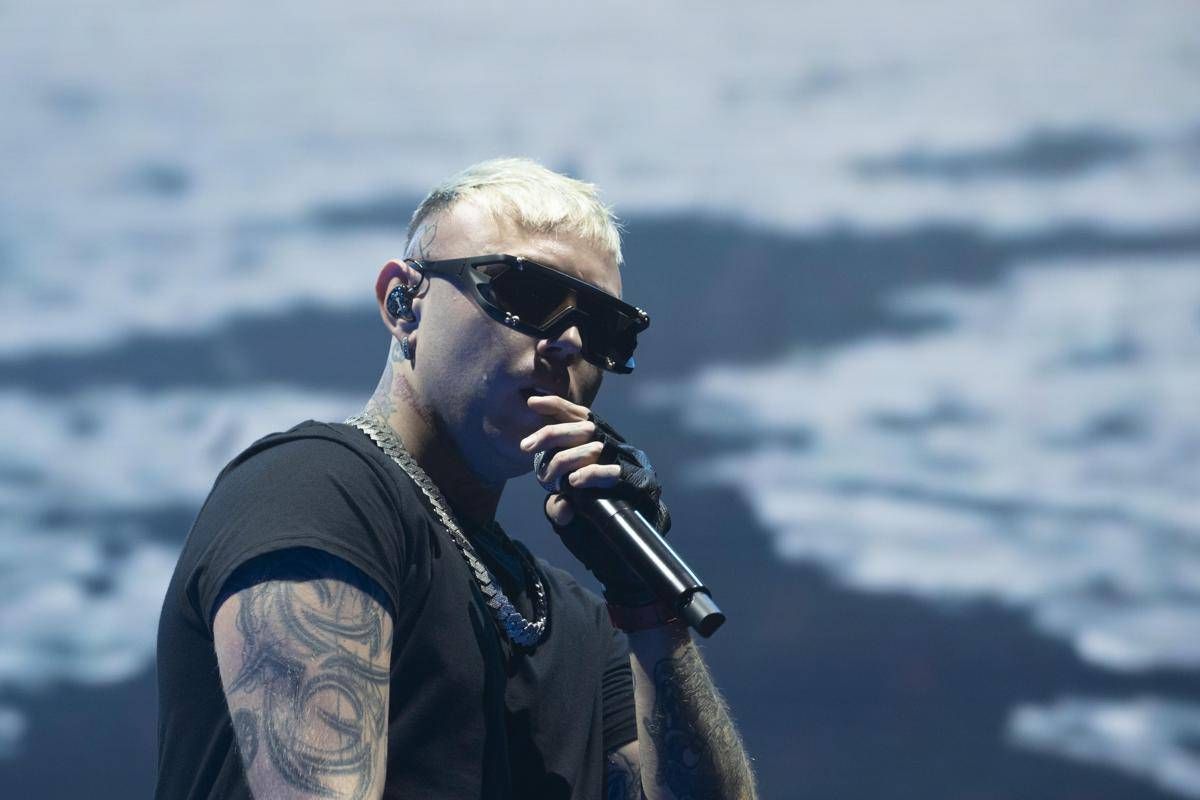 Gli chiedono biglietti gratis per il concerto a San Siro, lo sfogo di Lazza: "Non fate i grattoni" -