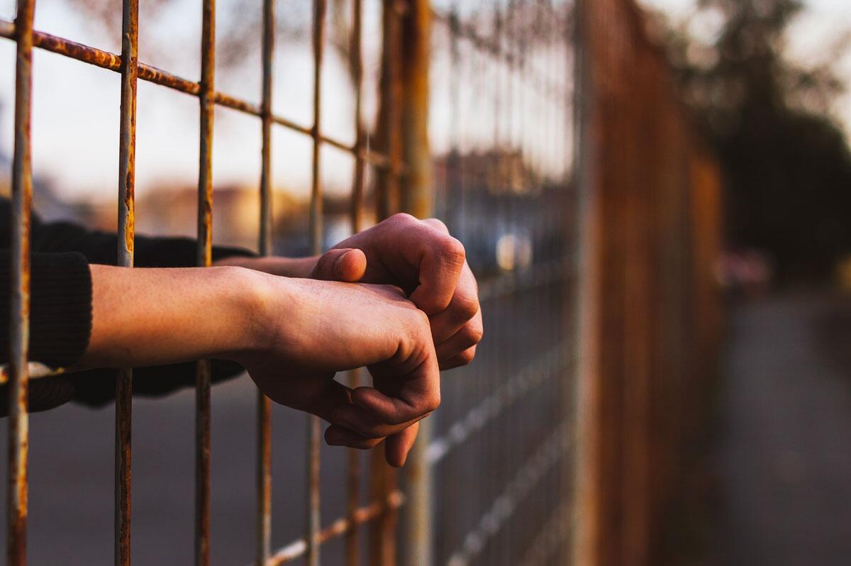 Maxi operazione nel carcere di Prato | Come agenti e detenuti si scambiavano droga e comunicazioni segrete! - 