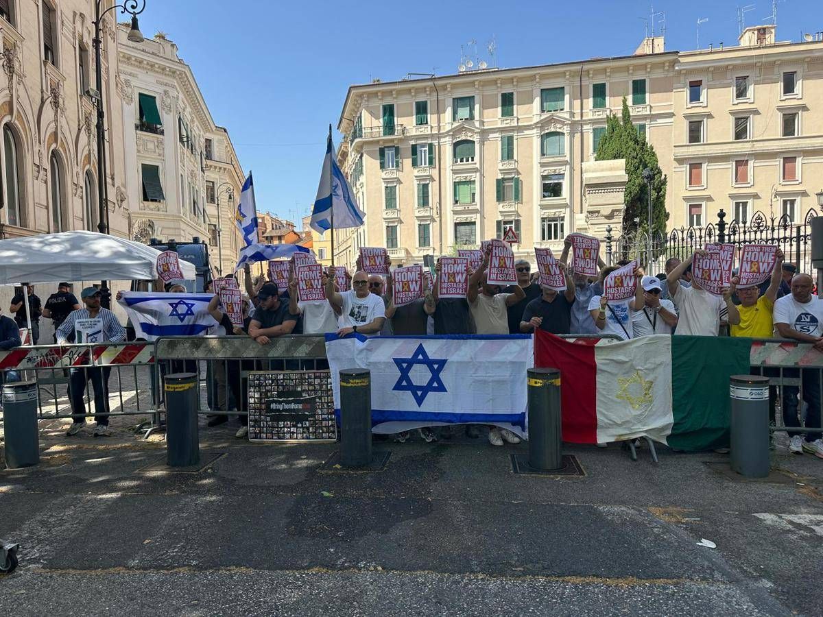 Gaza, davanti alla sinagoga di Roma flashmob in risposta al corteo Propal: "Hamas si arrenda" - 