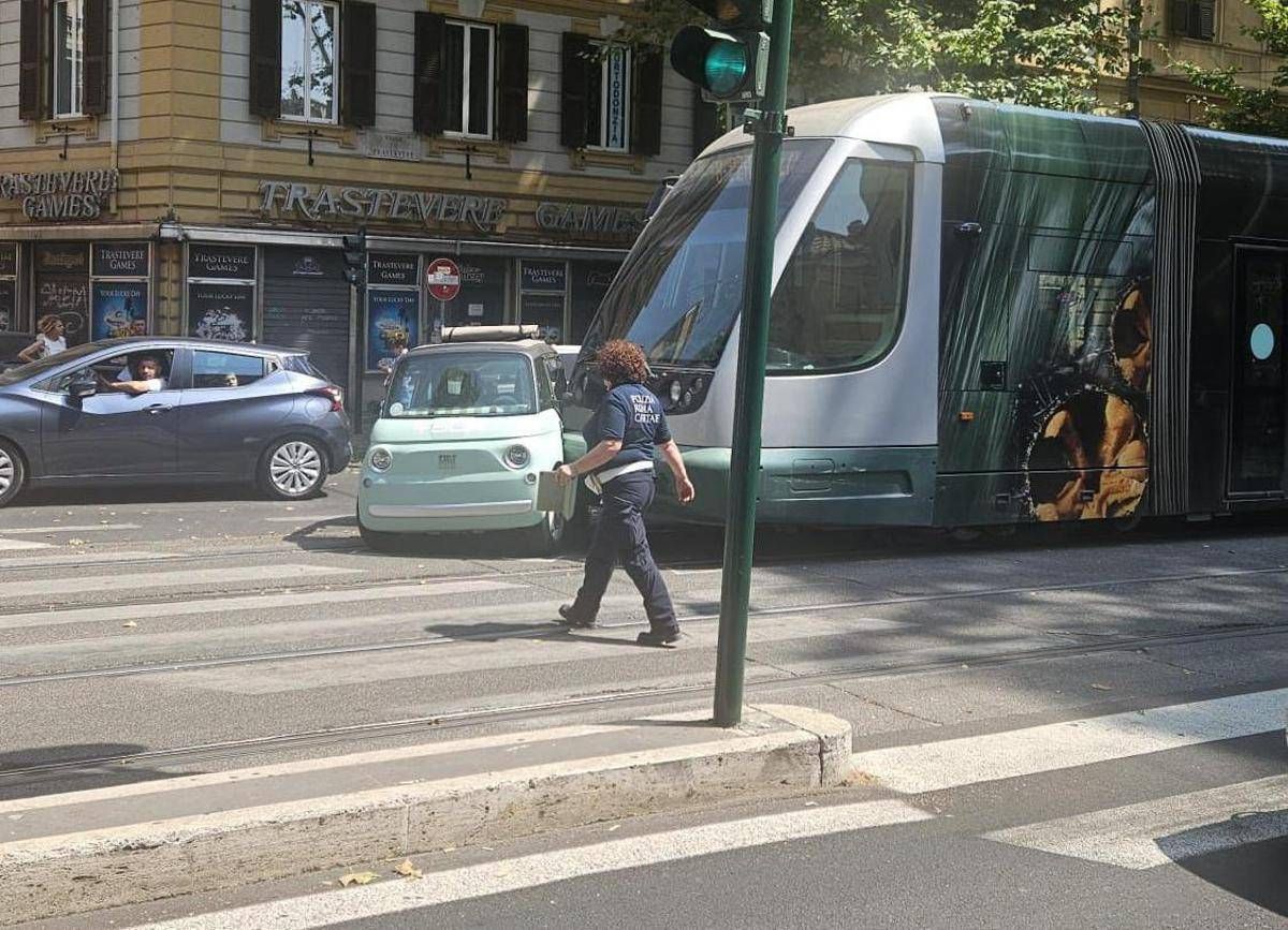 Roma, microcar fa inversione su binari a Trastevere: investita dal tram - 