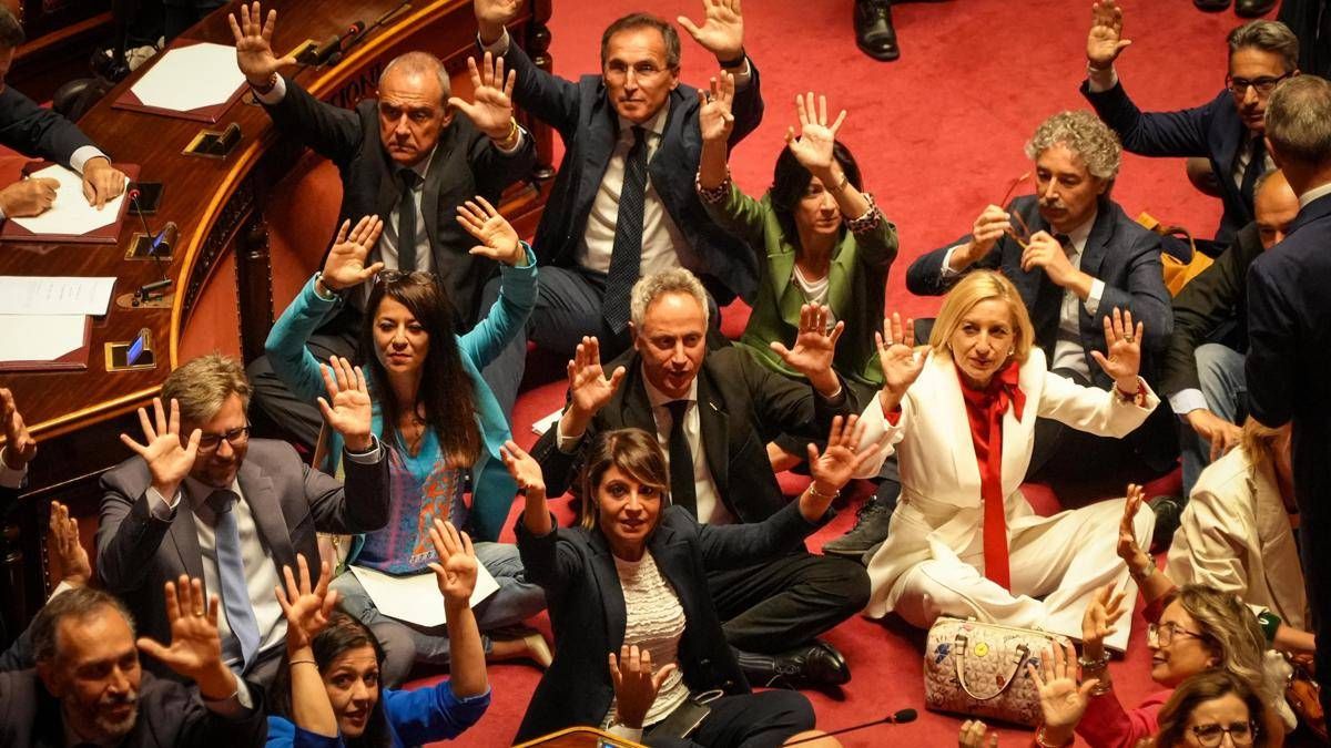 Dl sicurezza, protesta Pd-M5S-Avs in Senato: seduti in Aula come manifestanti -