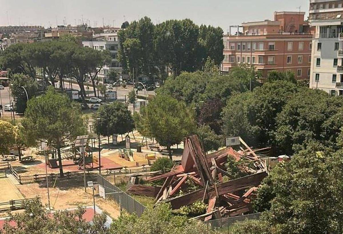 Roma, crolla struttura in legno al Flaminio -
