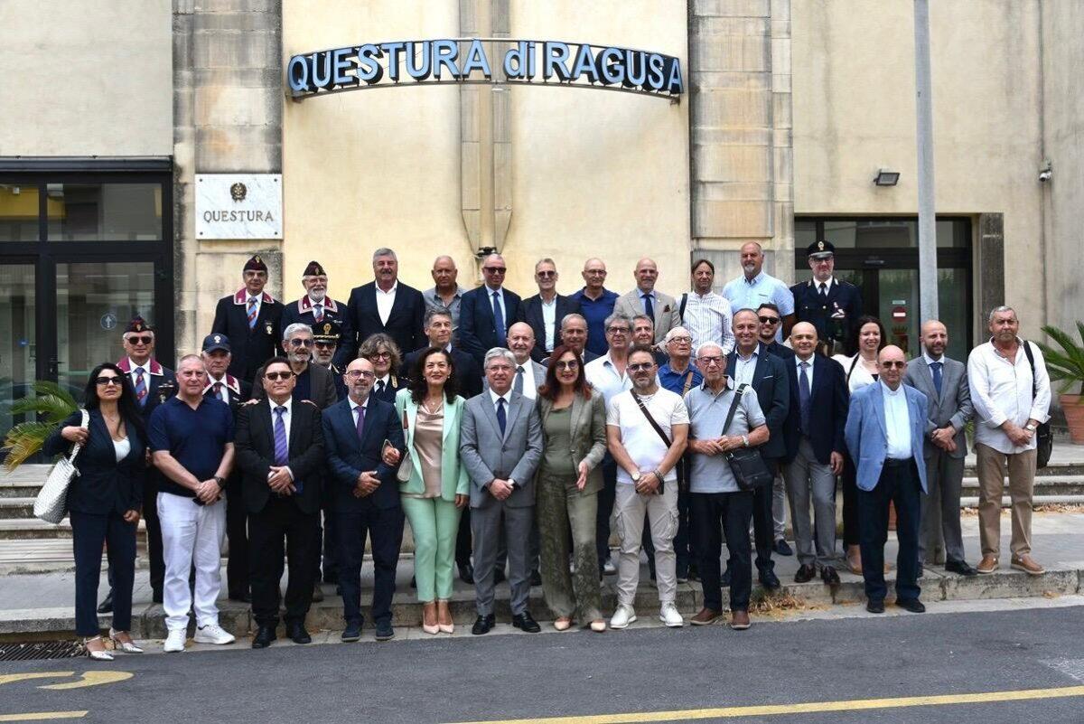 Polizia di Ragusa celebra il servizio: scopri perché i pensionati sono fondamentali per la sicurezza della comunità! -
