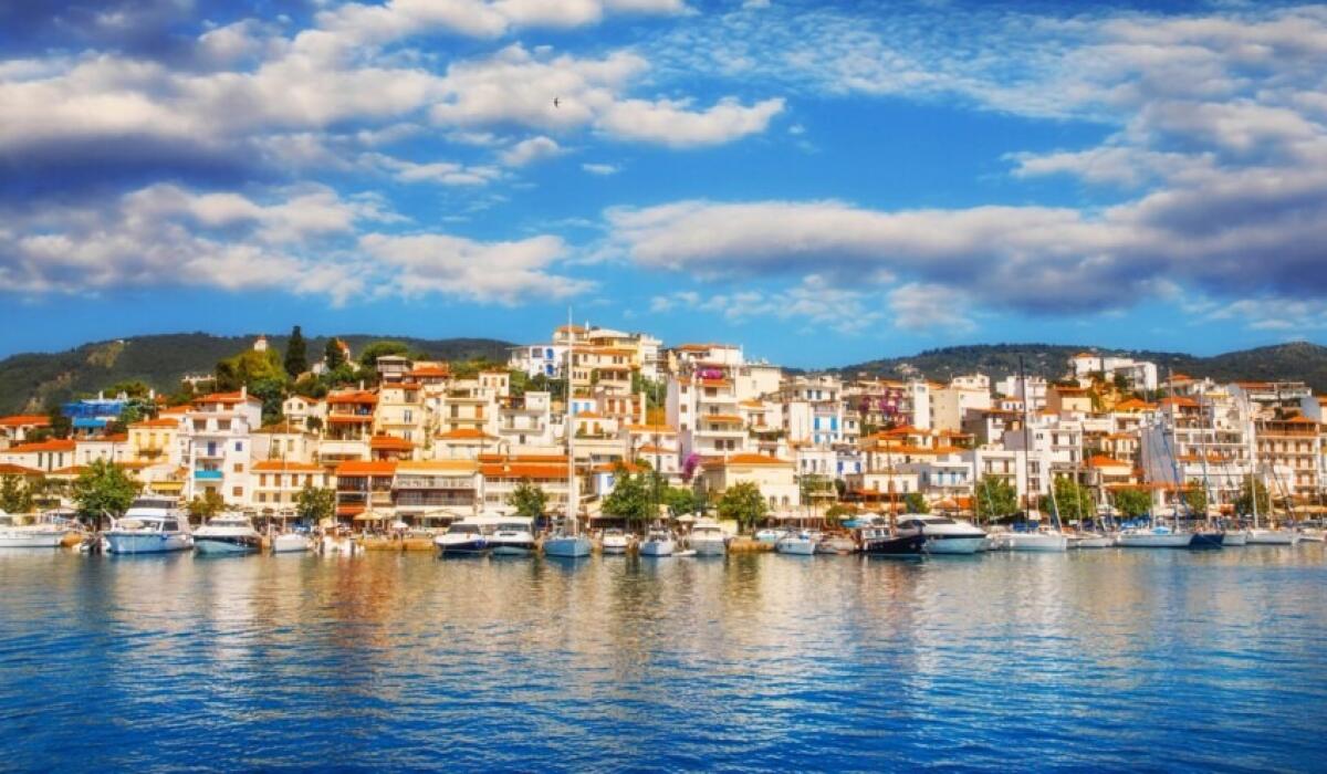 Presunto killer arrestato su un'isola greca | Come un cellulare ha svelato il suo nascondiglio tra i turisti! -