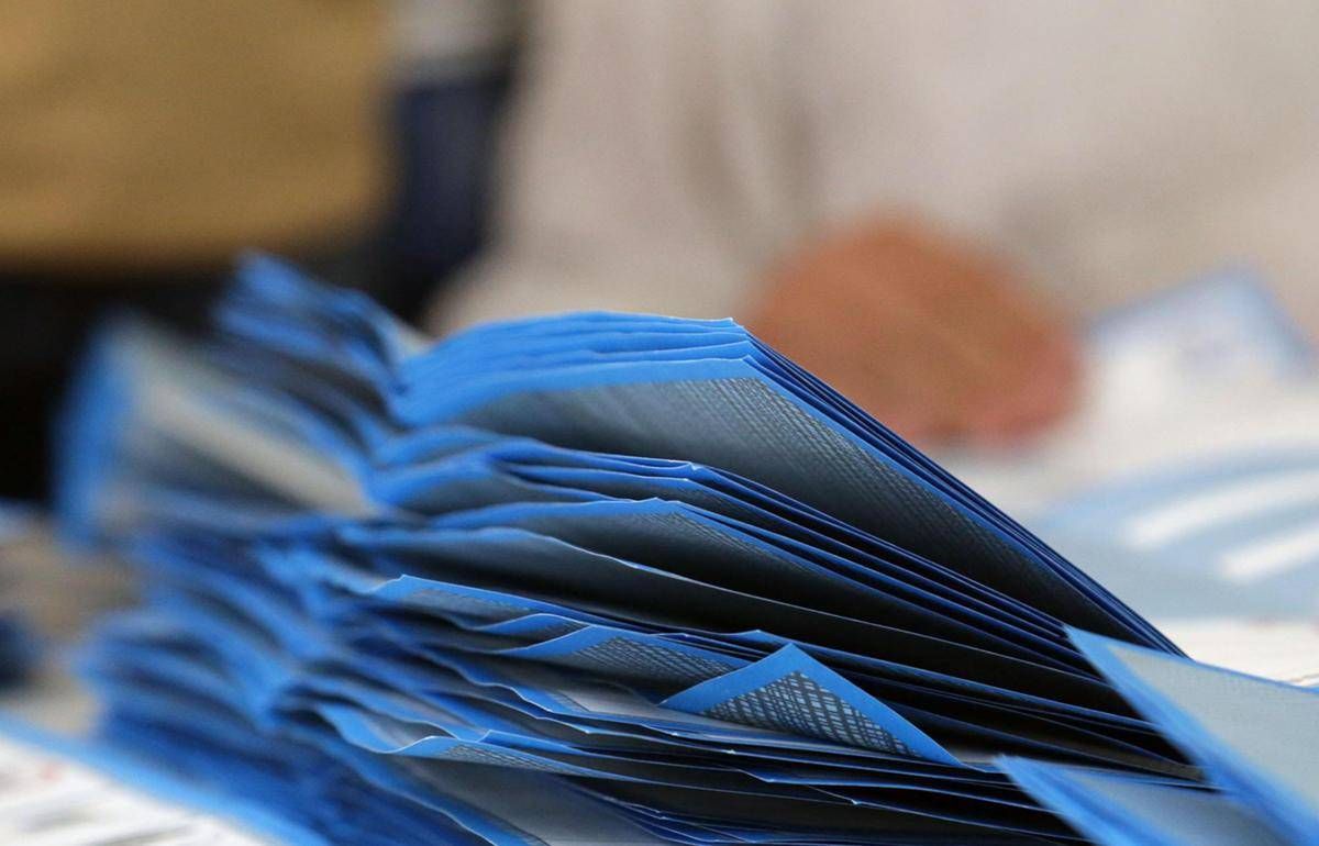 Sondaggio politico, calano i primi 3 partiti: giù Fratelli d'Italia, Pd e M5S -
