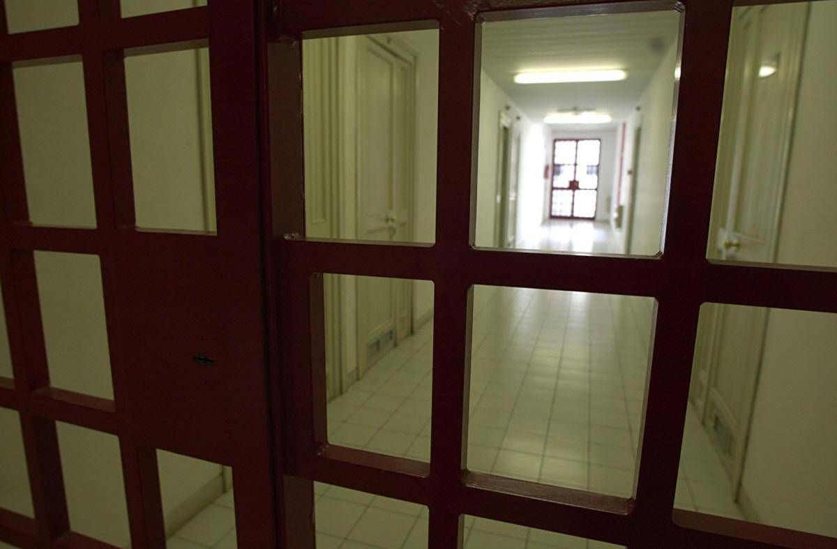 Perquisizioni nel carcere di Prato, indagati agenti e detenuti -