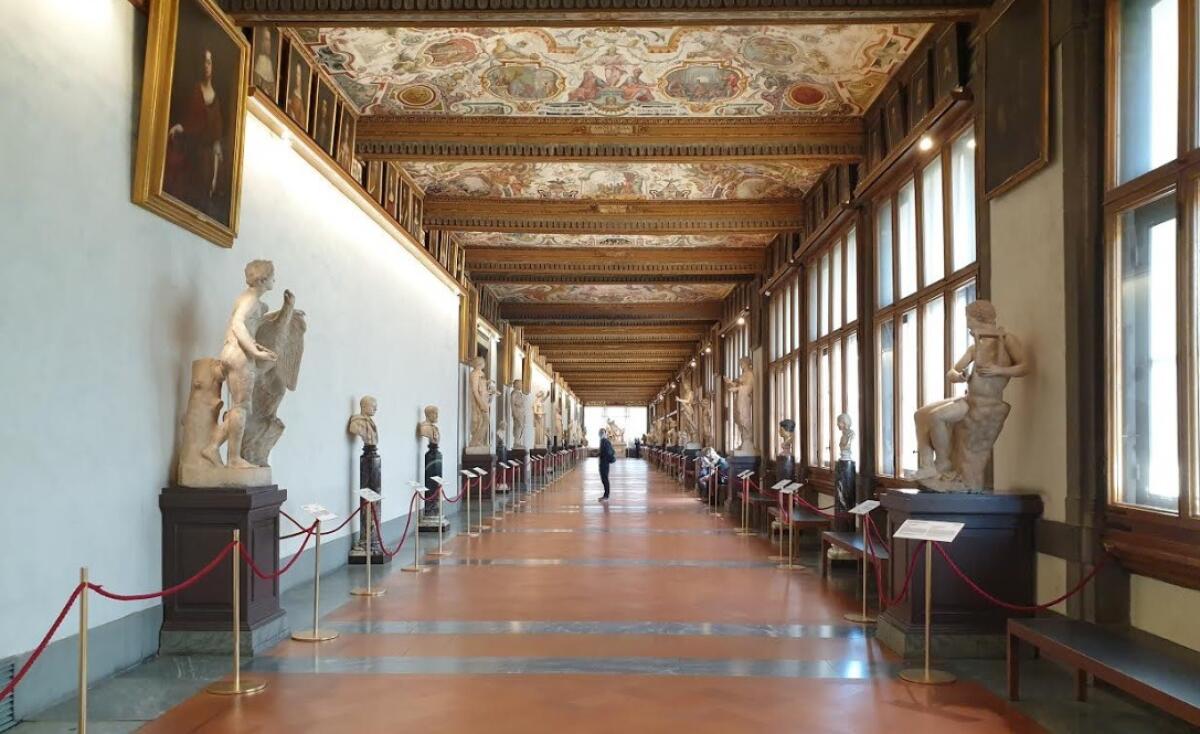 Turista distrugge un quadro del ‘600 agli Uffizi | È stata la sua selfie mania a farlo scoppiare? -