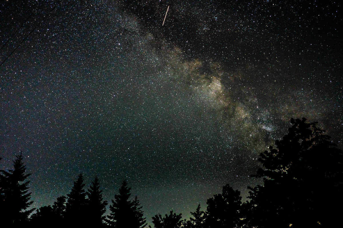 Dimentica le Alpi, c'è un angolo di Sicilia dove il cielo notturno ti lascerà senza fiato - Foto: wirestock/freepik