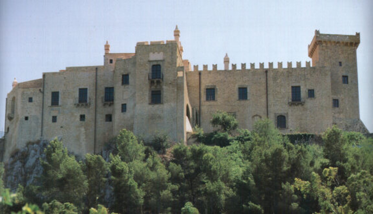 Un castello che ha vissuto il caos, la Fortezza di Carini e un destino tragico che ha fatto parlare tutta la Sicilia - Foto: Tommy88/Wikipedia