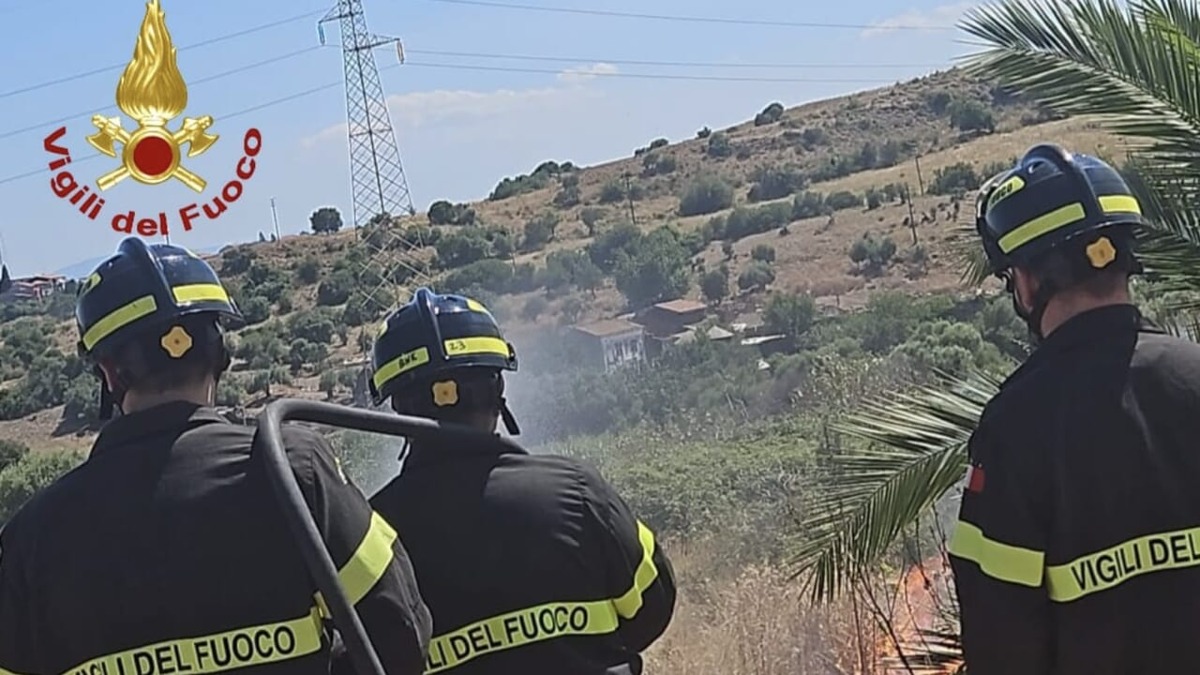Vasto incendio a Catania: intervento Vigili del Fuoco e Canadair - 