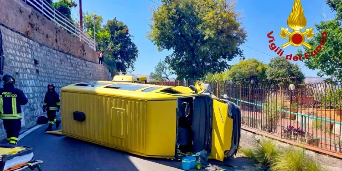 Incidente stradale: pulmino con 21 bambini ribaltato 