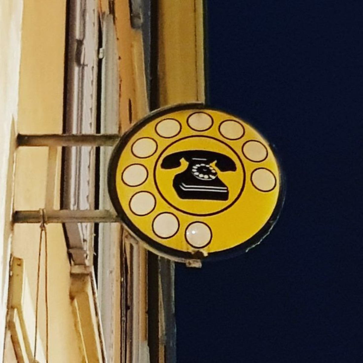 Quel vecchio simbolo tondo: quando un telefono pubblico era tutto - 