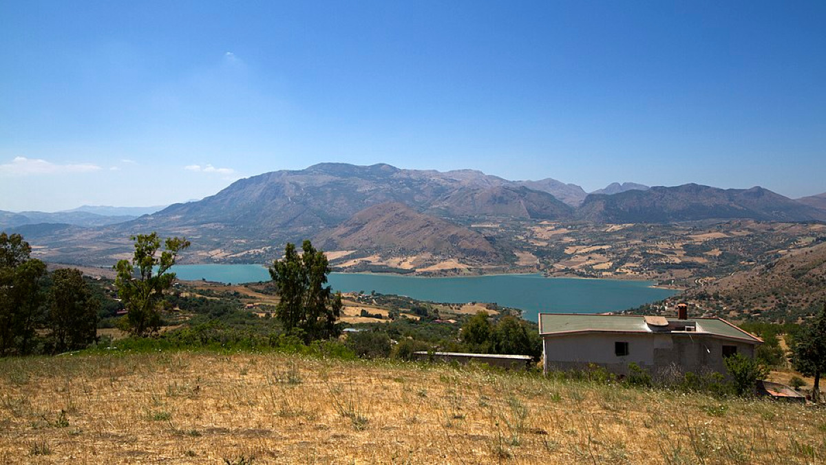 C'è un angolo siciliano che ti sorprenderà: Rosamarina e il misterioso lago che sta cambiando - Foto: trolvag/Wikipedia