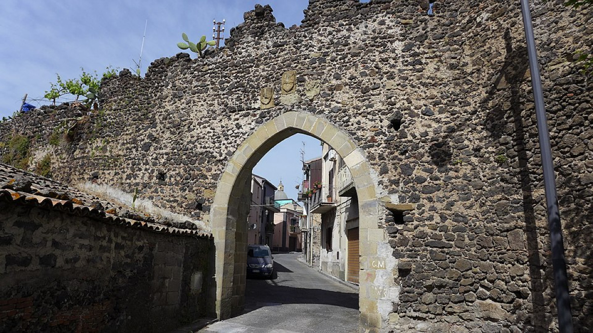La storia che nessuno conosceva, la Porta Aragonese di Randazzo e le vicende che sorprendono - Foto: EtnagigantE/Wikipedia