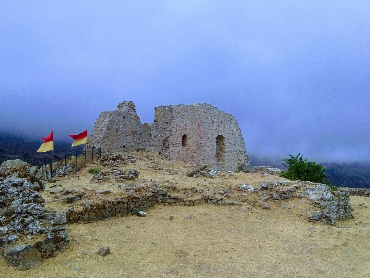 Un castello siciliano nascosto nella nebbia, la storia incredibile di una fortezza dimenticata a Geraci Siculo - Foto: Davide Bonomo/Wikipedia