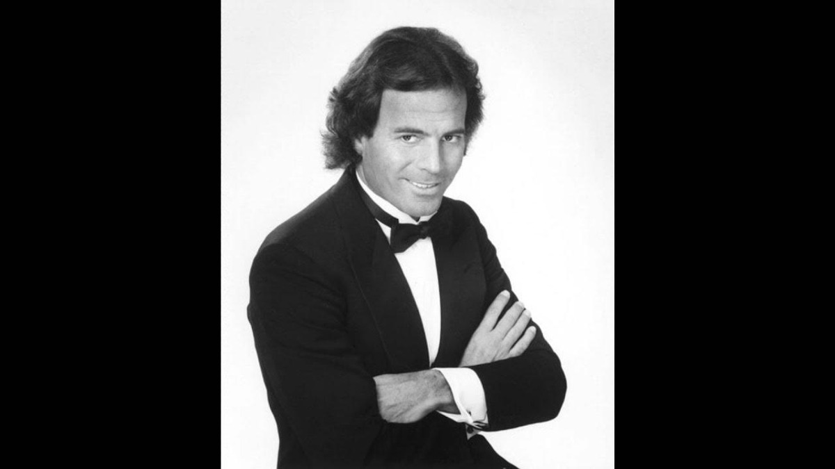Se mi lasci non vale: la voce di Julio Iglesias che ha fatto innamorare milioni di cuori -