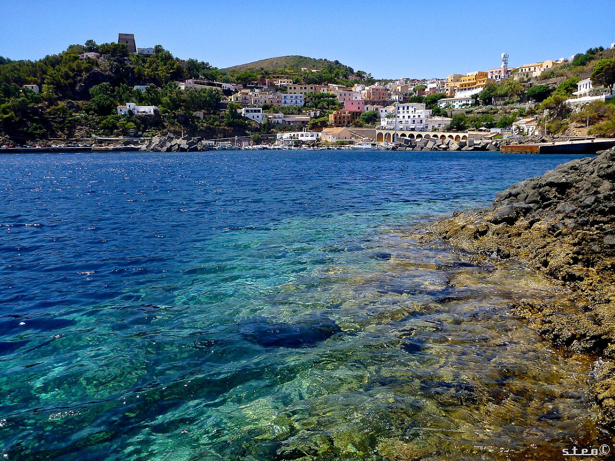 Qualcosa sta affiorando dalle profondità, Ustica e i suoi misteri sommersi che non tutti conoscono - Foto: Stefano Longo/Wikipedia