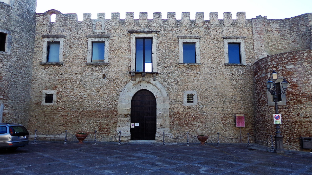 La verità che ha stuzzicato gli storici, i segreti custoditi al Castello di Roccavaldina tra farmacie e ceramiche antiche - Foto: Effems/Wikipedia