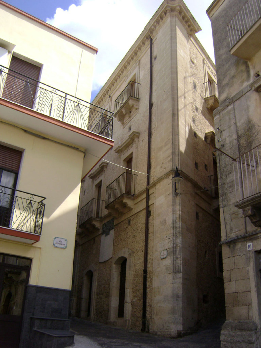 Un pezzo di storia che ti sorprenderà: Palazzo Capuana e il legame misterioso con il grande scrittore - Foto: Carlo Blangiforti/Wikipedia