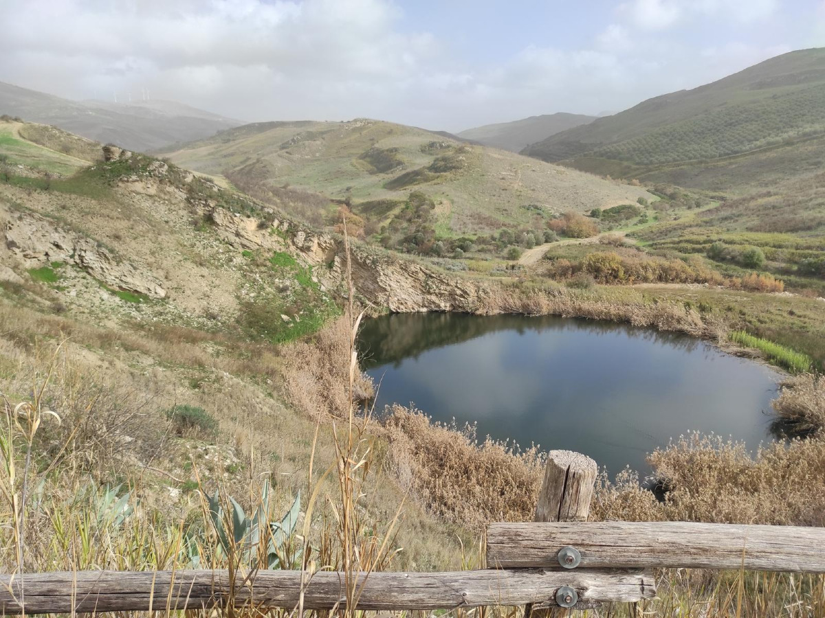 In Sicilia c'è un lago che lascia senza parole, il fenomeno che sfida ogni logica possibile - Foto: fulviold/Wikiloc