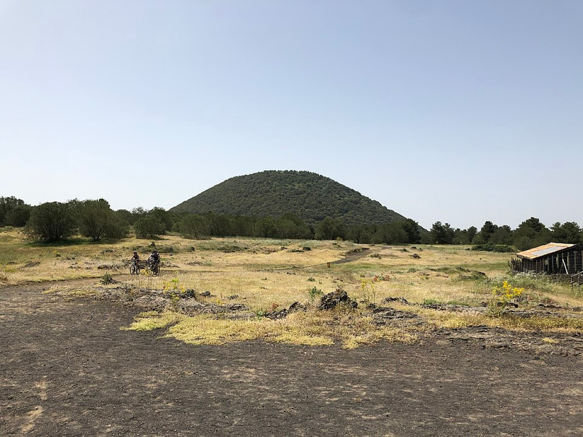 Un vulcano che pochi conoscono: si trova tra Bronte e Adrano e stupisce anche i migliori trekker - Foto: Davide Mauro/Wikipedia