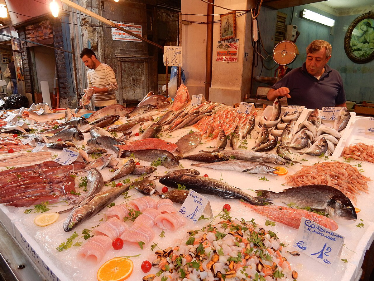 Non è solo un mercato: scopri cosa accade tra le bancarelle del Mercato del Capo di Palermo - Foto: Pmk/Wikipedia