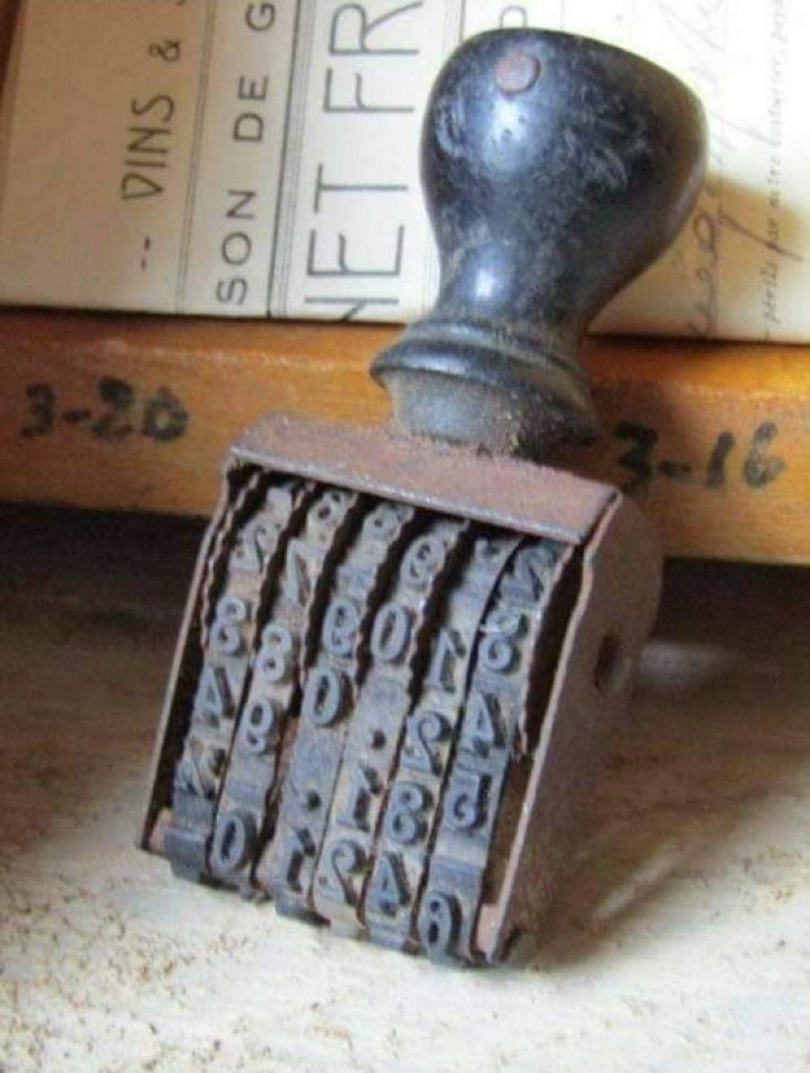 Il timbro datario manuale: il clic che scandiva il tempo degli uffici -
