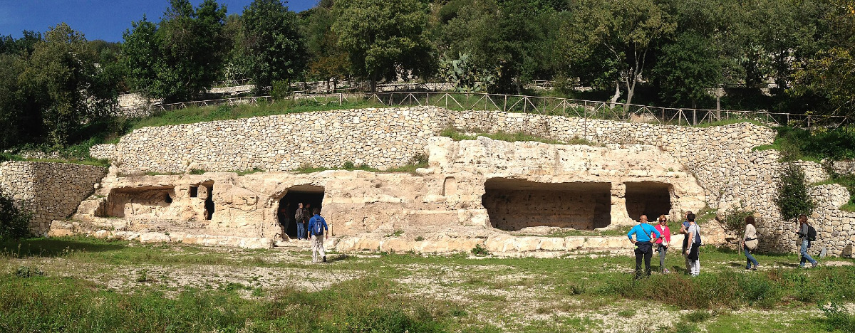 Il sito ragusano che stupisce i visitatori: il canyon millenario tra abitazioni rupestri e catacombe cristiane - Foto: Davide Mauro/Wikipedia