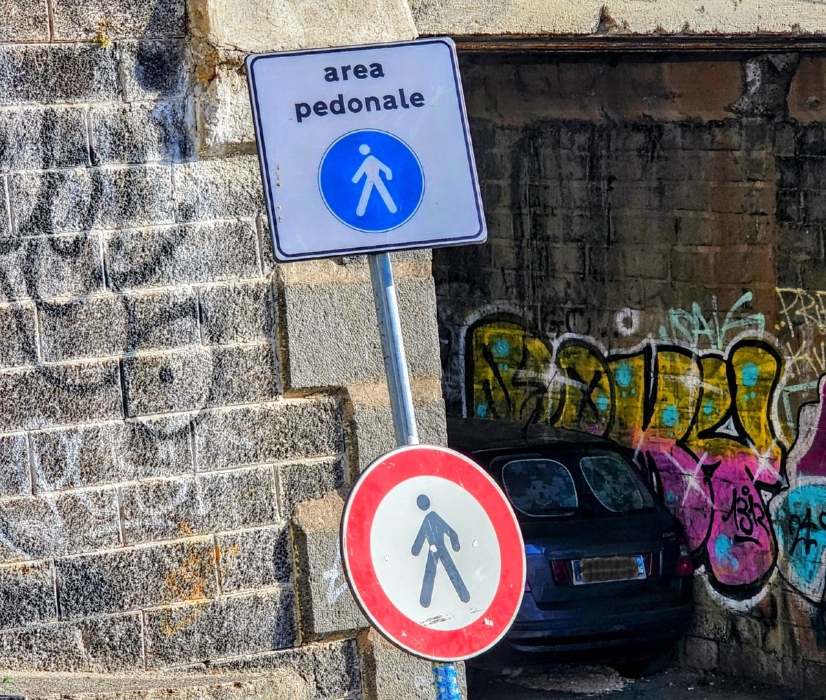 "MUOVITI FERMO": Inciviltà a Catania segnala "il nuovo cartello presso gli archi della Marina2 - Credit foto Inciviltà a Catania