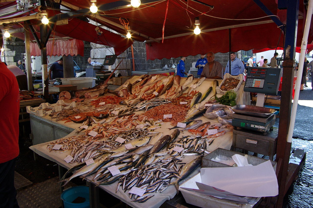 Il cuore pulsante della città cela qualcosa di incredibile: il bazar catanese tra pesce e urla - Foto: Berthold Werner/Wikipedia