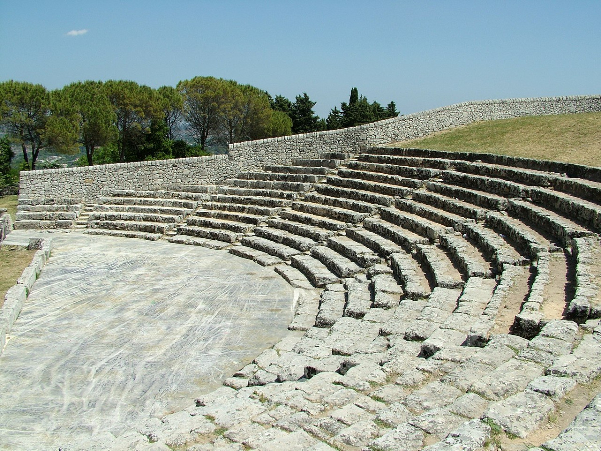 Dove la storia incontra il mistero, il Teatro Greco di Akrai a Siracusa e le verità non raccontate - Foto: Clemensfranz/Wikipedia