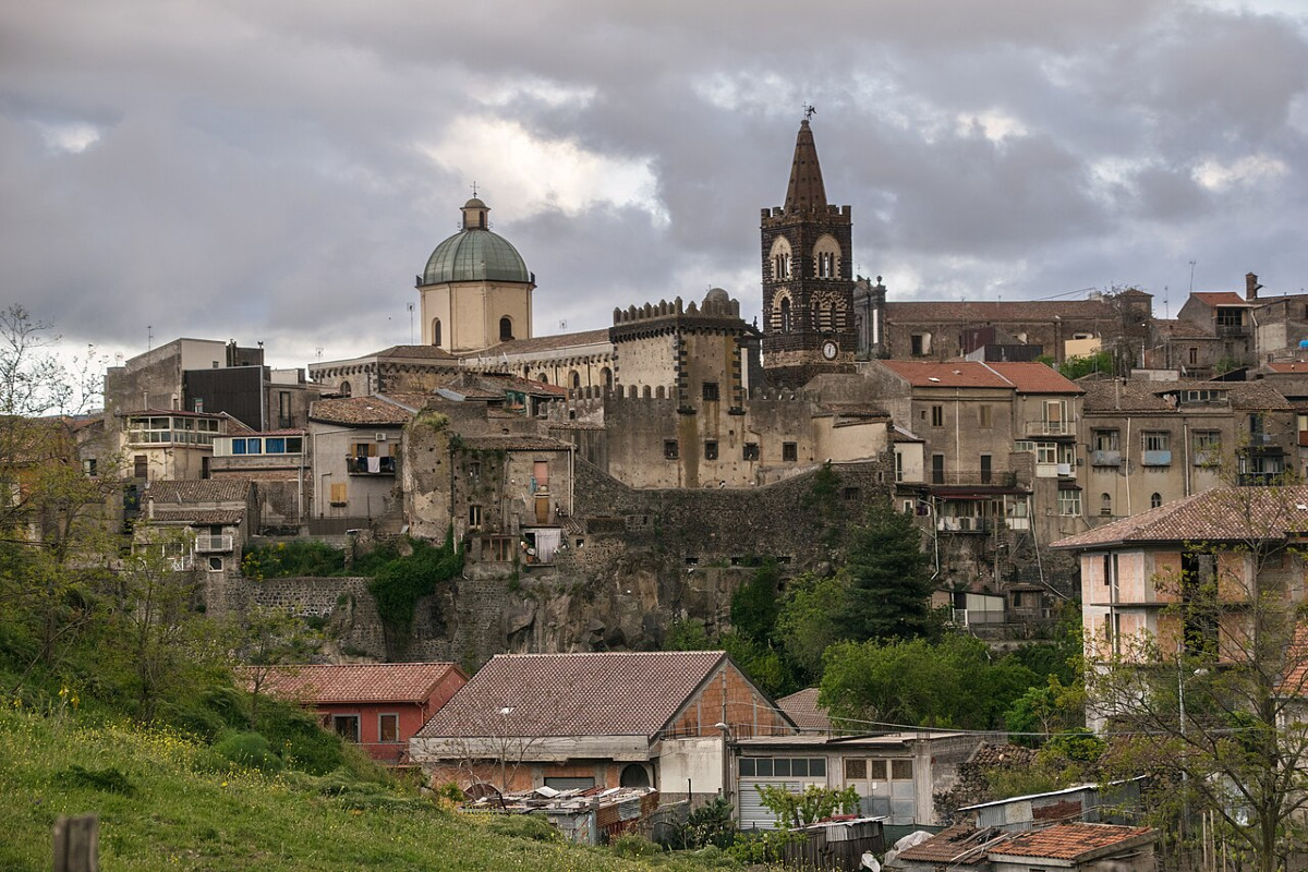 Il borgo che sfida il vulcano da secoli: una fortezza di pietra lavica ai piedi dell'Etna - Foto: Antonio Pignato/Wikipedia
