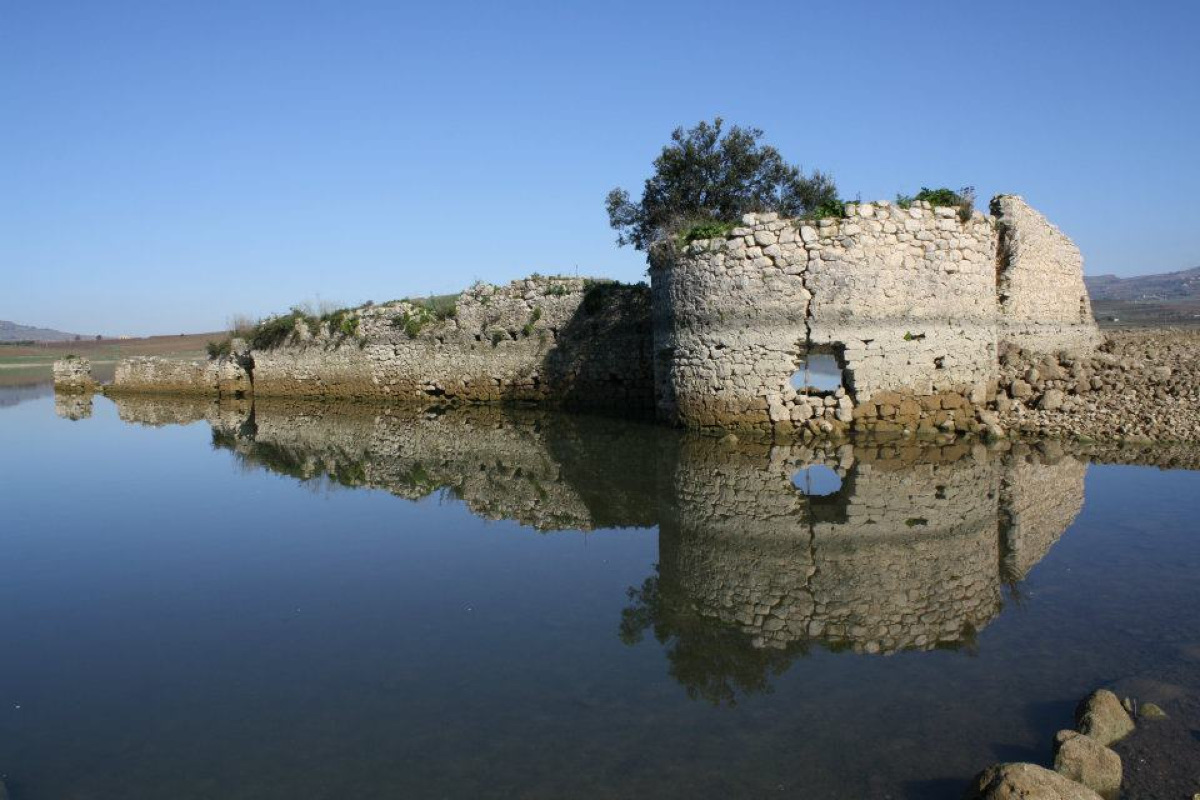 C'è un castello in Sicilia che svanisce e riemerge: si trova ad Agrigento ed è fuori di ogni logica - Foto: Ennio Gurrera/Wikipedia