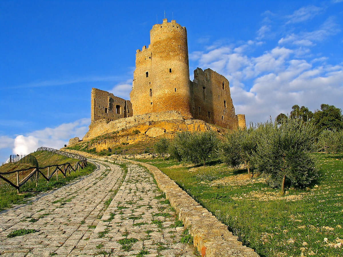 La torre siciliana che punta verso il cielo: è stata anche il set di un famosissimo film - Foto: Giuseppe Bognanni/Wikipedia