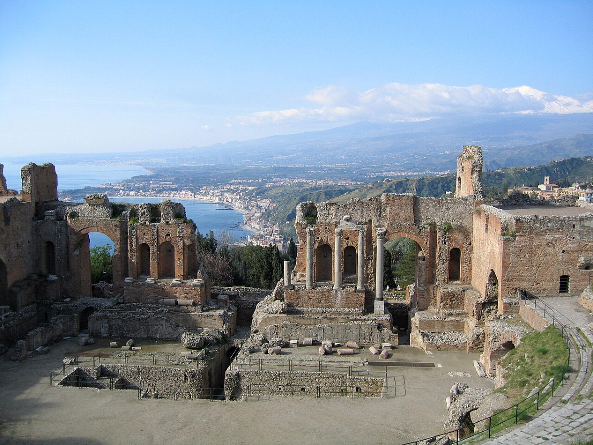 È un "palco" sospeso tra l'Etna e il mare, a Messina c'è un capolavoro ellenistico con una vista mozzafiato - Foto: Evan Erickson/Wikipedia