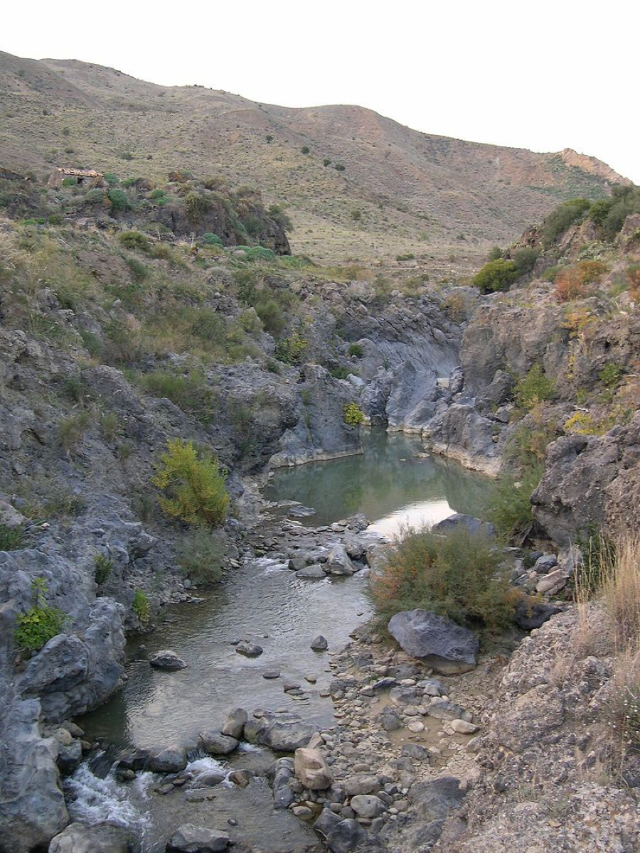Un canyon scolpito dal fuoco e dall’acqua, lo trovi a pochi km da Catania e lascia stupefatti - Foto: Archenzo/Wikipedia