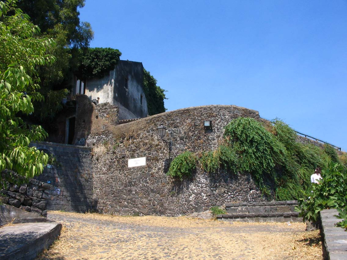Un baluardo affacciato sul mare a due passi da Catania: ga difeso la Sicilia dagli sbarchi turchi ed è ancora intatto - Foto: LuckyLisp~commonswiki/Wikipedia