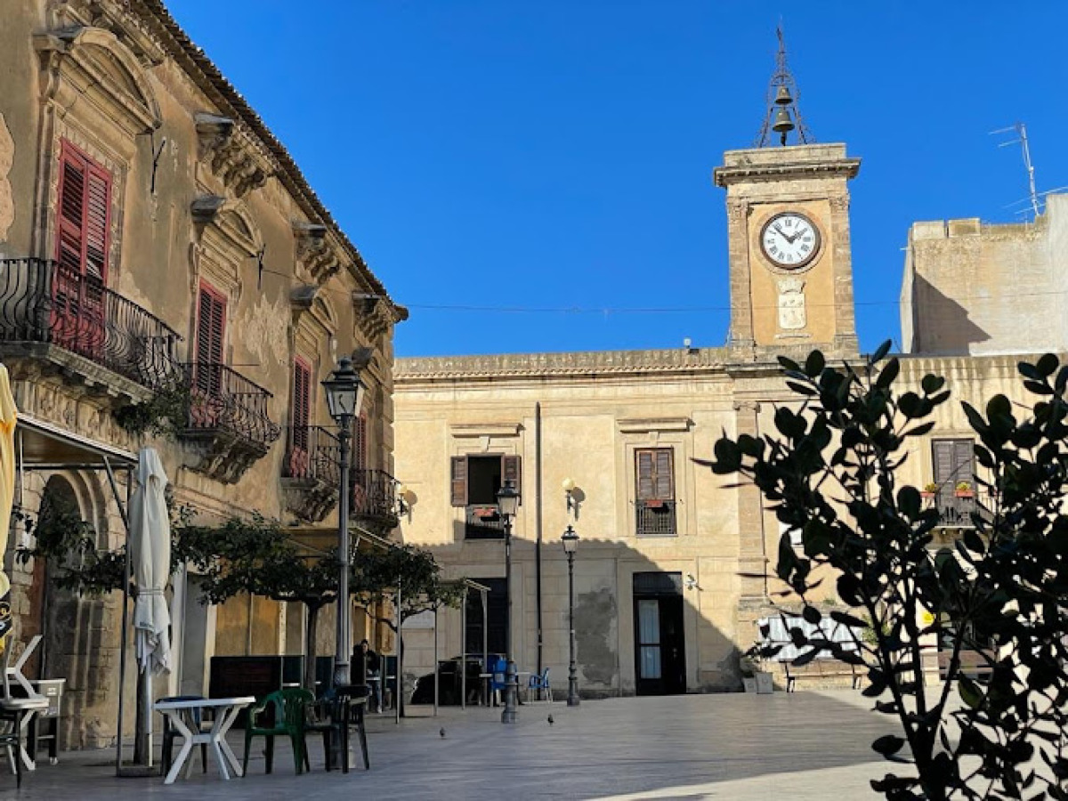 Un viaggio tra profumi, ulivi e memorie antiche, il borgo siciliano con una torre con orologio - Foto: Vincenzo Galuzzo