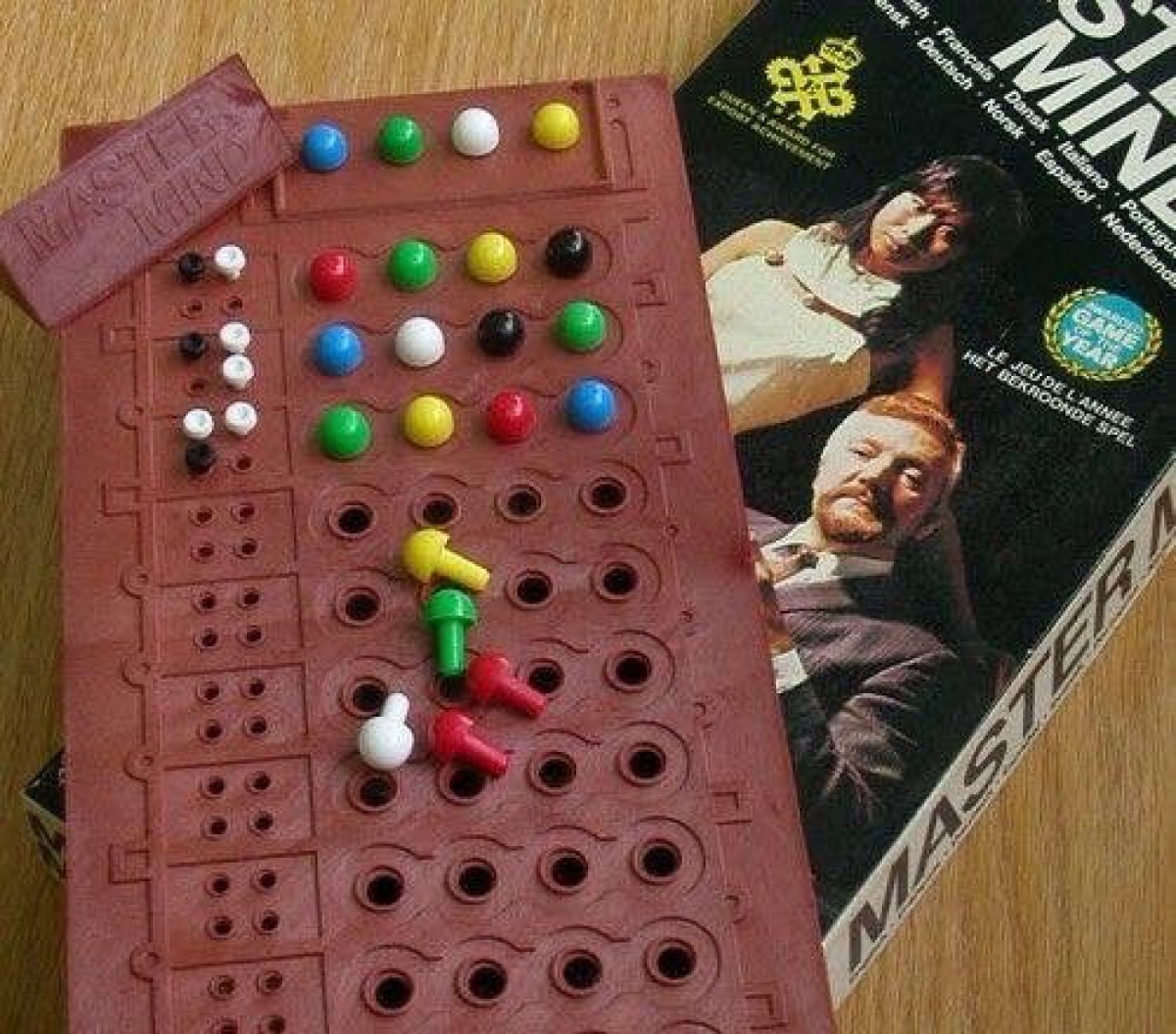 Mastermind: il gioco che ci faceva sentire piccoli geni (senza bisogno di schermo) - 