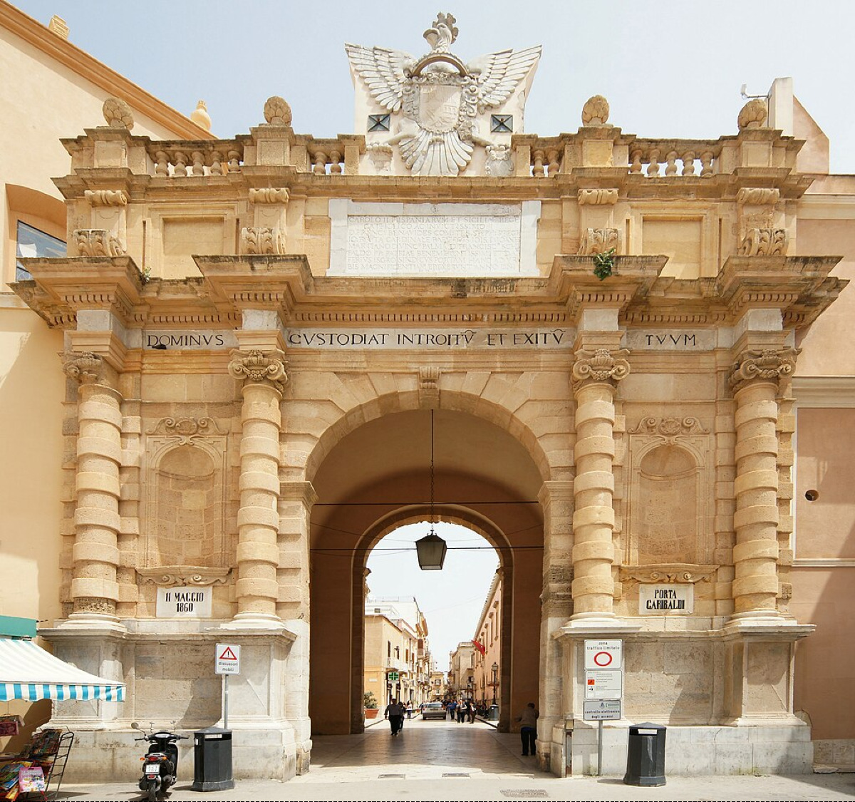 La maestosa porta borbonica siciliana che non conosci: da allegoria reale a simbolo dell’Unità d’Italia - Foto: Mboesch/Wikipedia