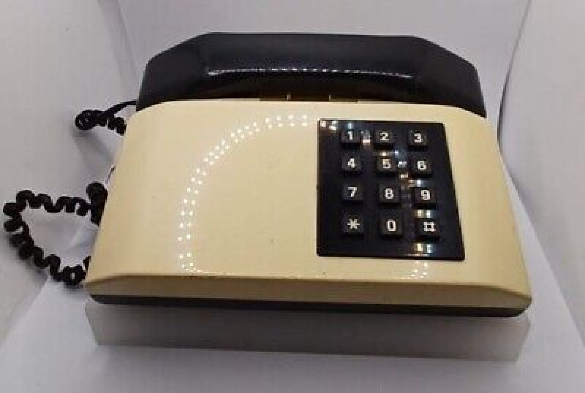 Il telefono dei ricordi: quando bastava una voce per sentirsi vicini - 