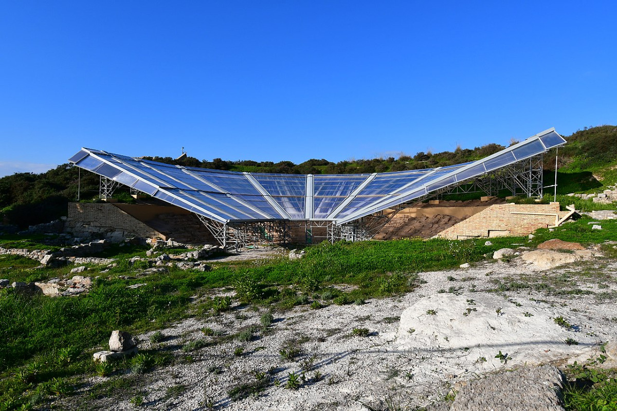 Un palco scolpito nella costa bianca: l’anfiteatro girgente che ha sfidato secoli di oblio - Foto: Mαρκος/Wikipedia