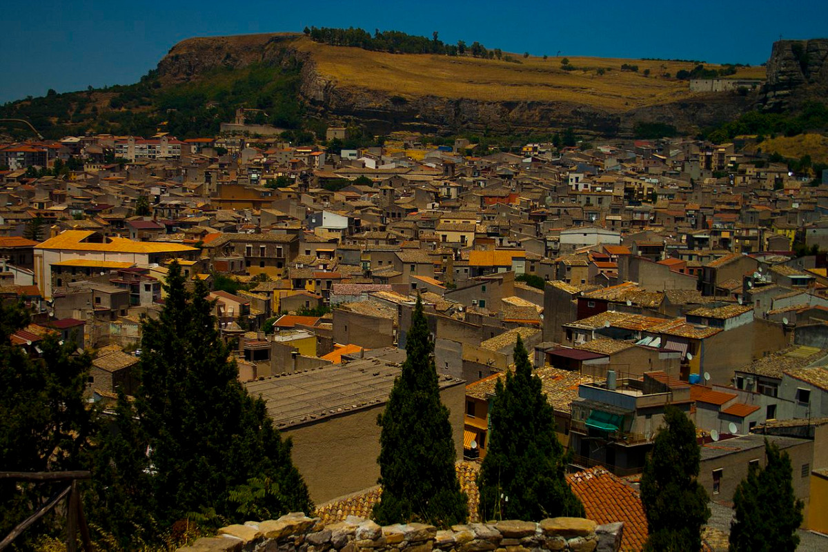 Viene chiamata "la città delle cento chiese": si trova in Sicilia ed ha un origine sorprendente - Foto: milos milosevic/Wikipedia