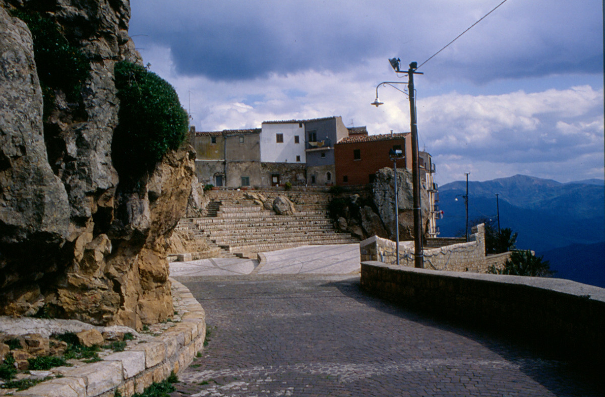 Un Teatro sospeso tra il mare e le Madonie, ti sveliamo un palcoscenico unico in Italia - Foto: Carlo Columba/WIkipedia