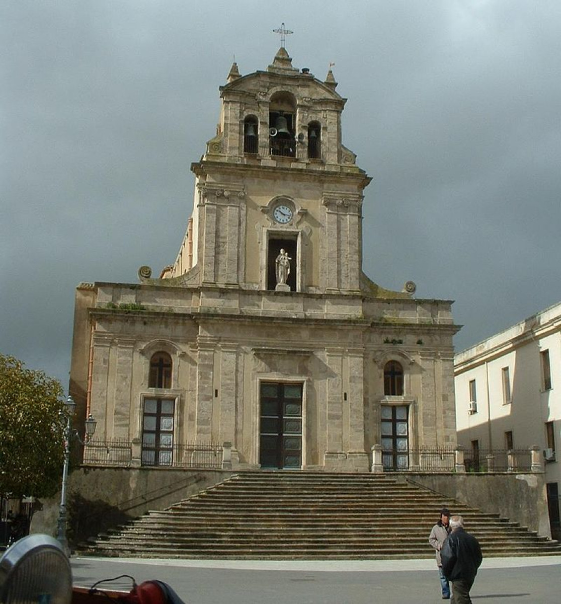 Un borgo nel cuore della provincia di Catania che cela nobiltà, tessuti pregiati e origini che sorprendono - Foto: Azotoliquido/Wikipedia