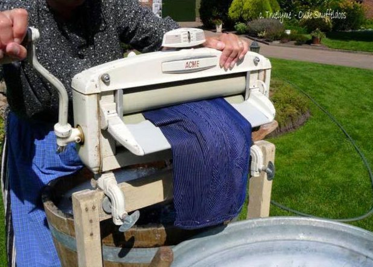 Il rullo strizzapanni: quando il bucato era una vera impresa -
