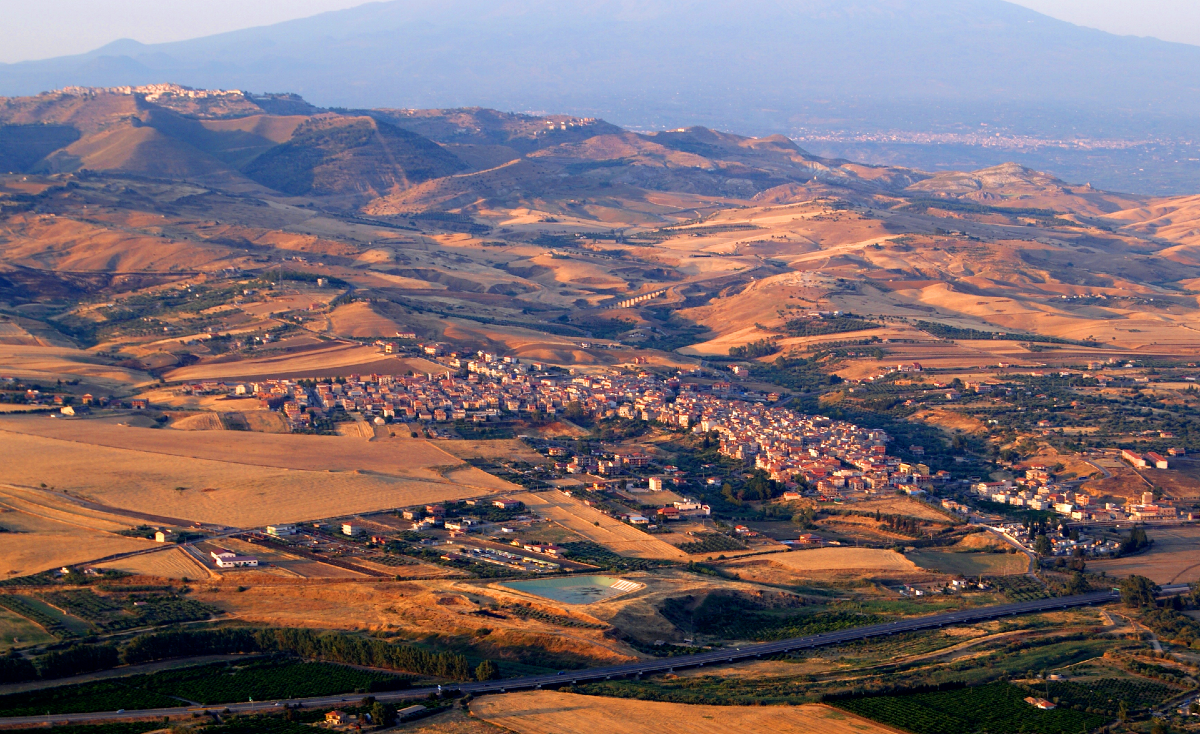 Vi sveliamo la città più calda d’Europa: è un borgo siciliano che sfida i 48 °C - Foto: Nicolò Fiorenza/Wikipedia