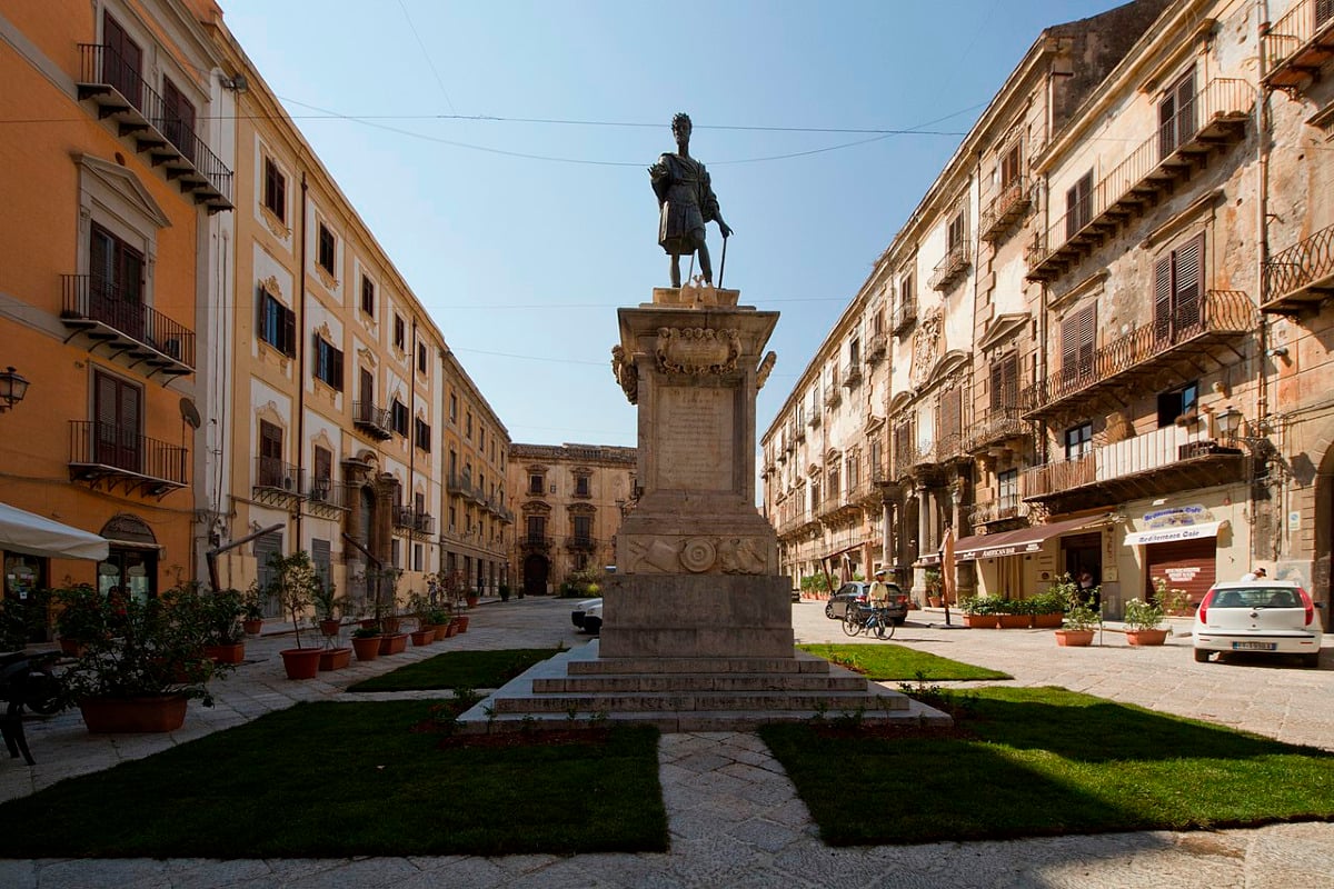 Un simbolo imperiale nel cuore di Palermo: l'assurda statua che nessuno conosce -