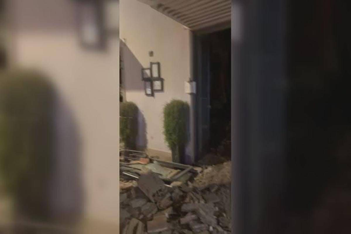 Terracina, i fiori e la 'processione' dei curiosi a 24 ore dal crollo del ristorante - 